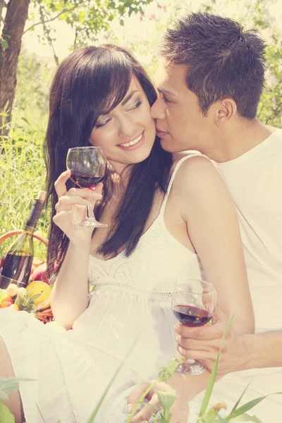 Een Paar Met Glazen Wijn Een Kerel Kussen Een Meisje — Stockfoto