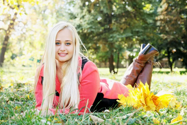 Jonge Mooie Vrouw Herfst Park — Stockfoto