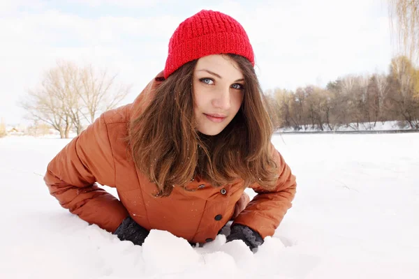 Schöne Junge Frau Liegt Schnee — Stockfoto