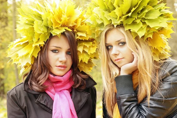 Duas Meninas Bonitas Grinalda Folhas — Fotografia de Stock