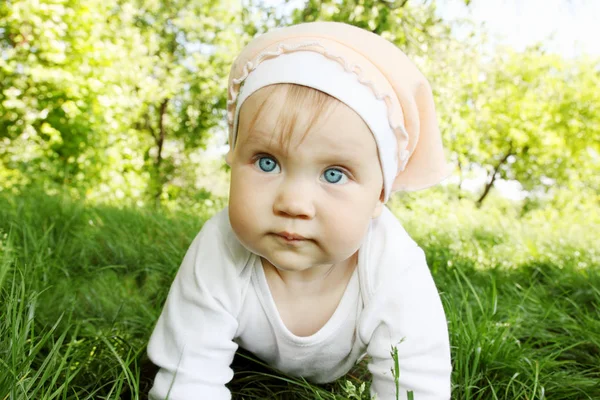 Taze Çimenlerin Üzerinde Gezinmeler Küçük Bir Kızdır — Stok fotoğraf