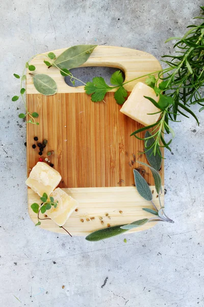 帕尔马奶酪 配上木板上的香料和草药 — 图库照片