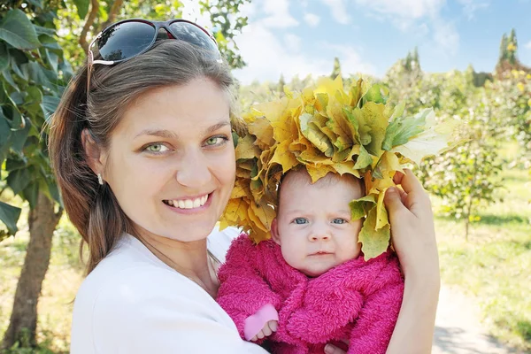 Mom Holds Child Wreath Autumnal Leaves — Stock Photo, Image