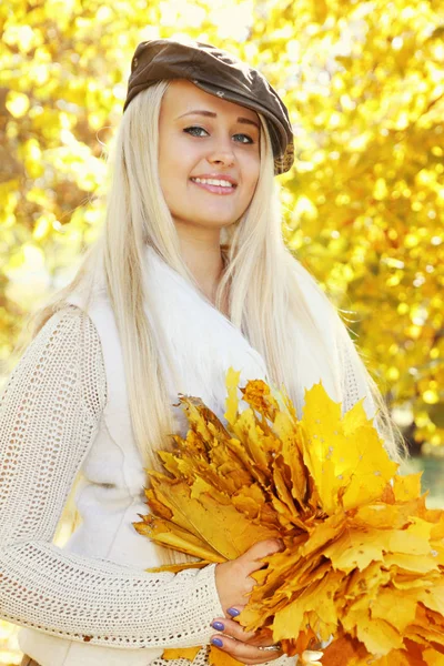 Jovem Mulher Bonita Parque Outono — Fotografia de Stock