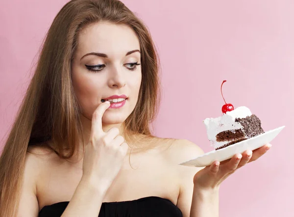 美丽的女人持有一块巧克力蛋糕 — 图库照片