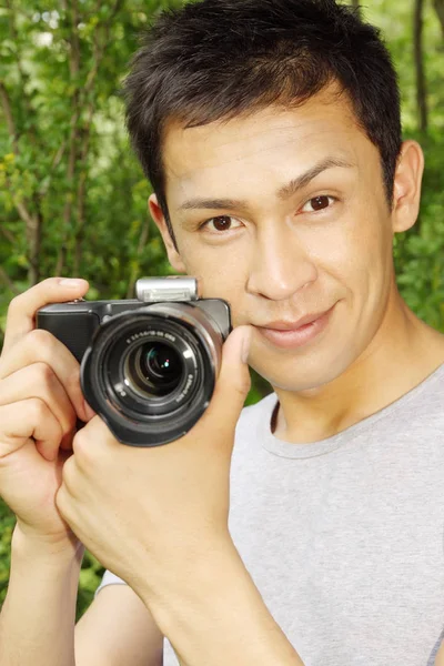 Bel Giovanotto Con Una Macchina Fotografica Mano — Foto Stock