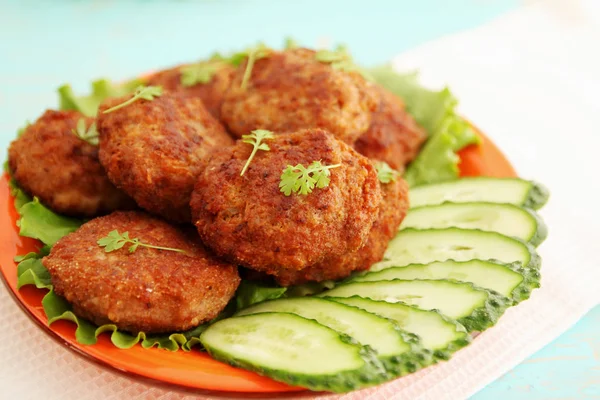 Chuletas Fritas Con Ensalada Pepino Berros — Foto de Stock