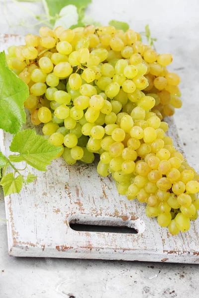 Uvas Maduras Suculentas Uma Tábua Madeira — Fotografia de Stock