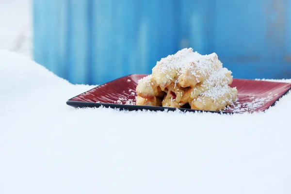 Pastel Cabaña Monástica Con Una Cereza Nieve —  Fotos de Stock