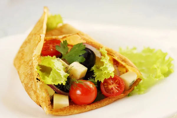 Pannenkoek Gevuld Met Salade Olijven Kaas Tomaten — Stockfoto