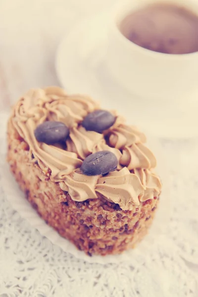 Chokladkaka Med Grädde Och Varmt Kaffe — Stockfoto