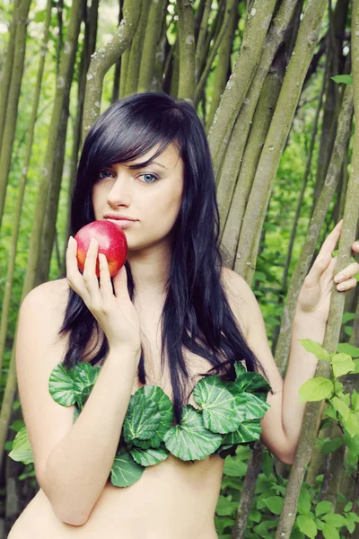 漂亮的女人和一个苹果在夏娃的图像 — 图库照片