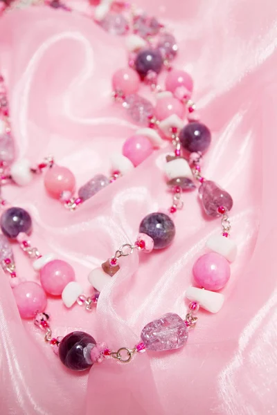粉红色的紫水晶和无色水晶的珠子 — 图库照片