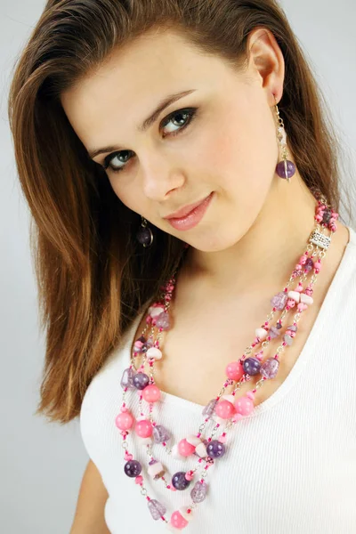 在从紫水晶和粉红色石英项链女人肖像 — 图库照片