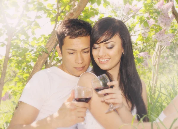 Young Couple Drinking Wine Lilac Bush — Stock Photo, Image