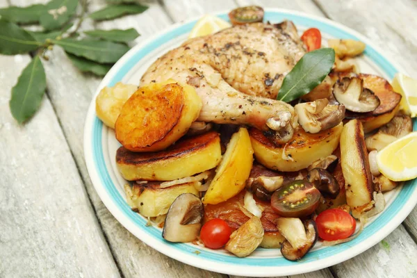 Batata Assada Com Cogumelos Brotos Bruxelas Frango — Fotografia de Stock