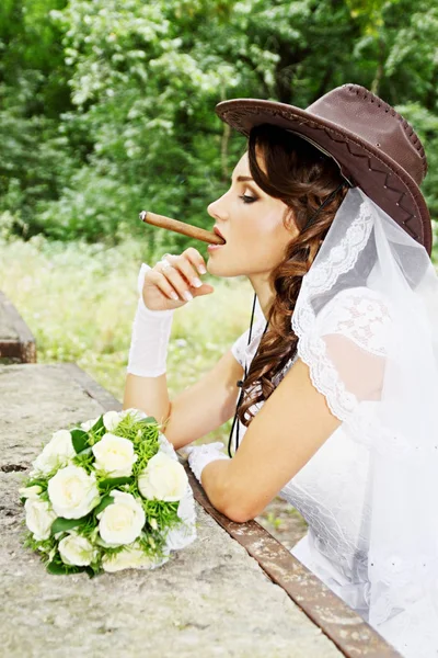 Belle Mariée Dans Chapeau Cowboy Avec Cigare — Φωτογραφία Αρχείου