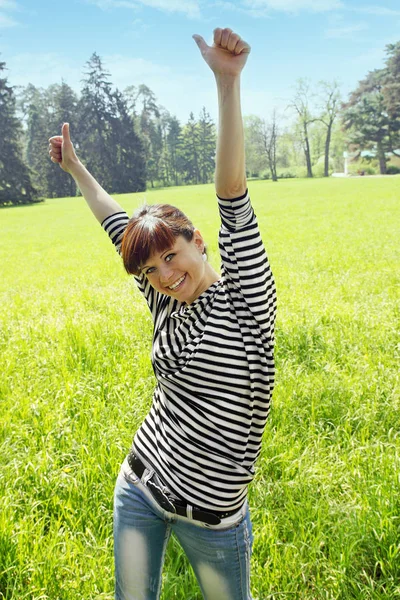 Mujer Feliz Naturaleza Muestra Gesto —  Fotos de Stock