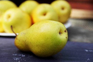 Olgun, sulu, organik armut bir plaka üzerinde