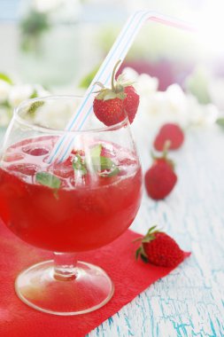 çilek ve nane ile yaz soğuk içecek