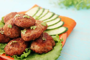 salatalık ve su teresi salatası ile kızarmış pirzola