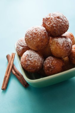 tarçın ile kızarmış peynir topları derin kızarmış