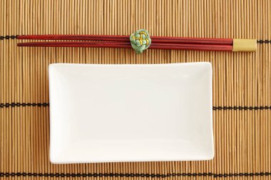 dikdörtgen beyaz tabak bir bambu stand