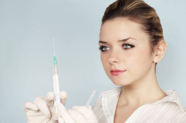 elinde şırınga ile hemşire