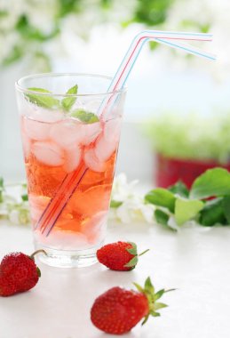 çilek ve nane ile yaz soğuk içecek