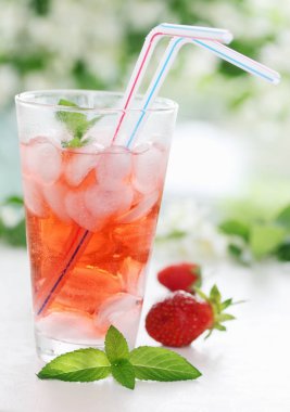 çilek ve nane ile yaz soğuk içecek