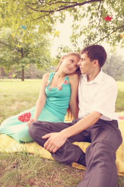 tatlı genç bir çift için gözlere bakmak