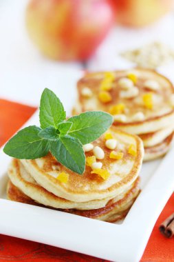 elma, Kuru Kayısı ve çam fıstığı kızarmış kek