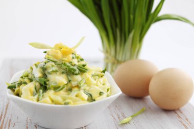 ramson ve ahşap tahta üzerinde yumurta salatası
