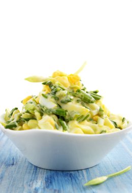 ramson ve beyaz zemin üzerine yumurta salatası