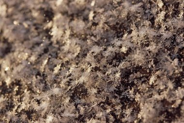 doku üzerinden kar taneleri koyu arka planı