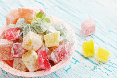 lezzetli Türk lokumu kırık tahta üzerinde