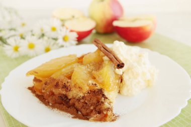 Tarçın karamel ile sıcak elmalı turta