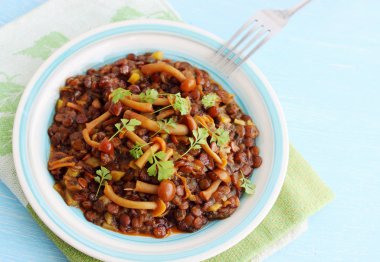 Mercimek yahnisi mavi üzerinde yabani mantar ile