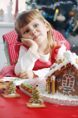 Bir ev gingerbread hamur küçük güzel kızla