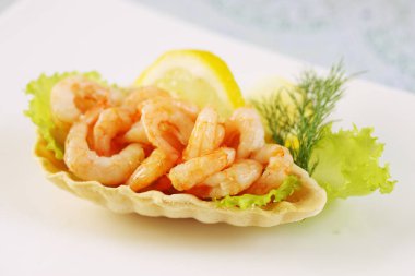 çıtır gofret sepet karides ve limon ile