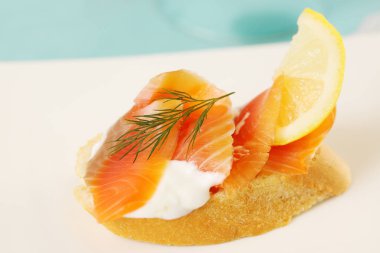 somon ve dereotu kremalı baget sandviç