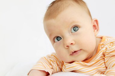 Beyaz küçük meraklı çocuk portresi