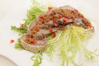 Hardallı domuz dilinin soğuk meze