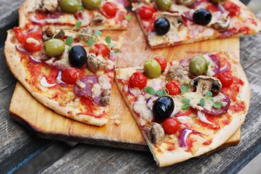 Sosis, mantar, peynir ve zeytin İtalyan pizza