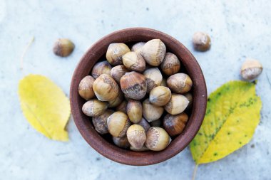 Masanın üzerinde bir seramik kase fındık
