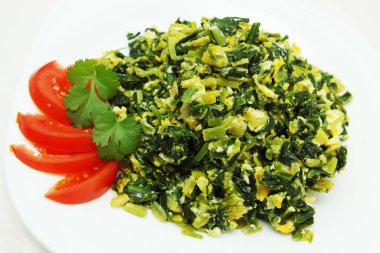 ıspanaklı omlet ramson, domates ve Salantro ile