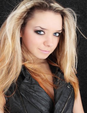 genç güzel sarışın karanlık portresi