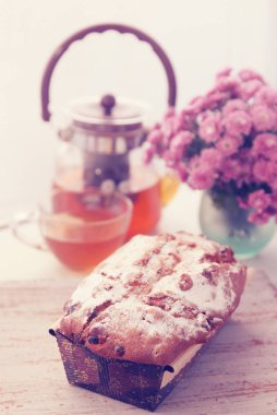 ahşap tahta üzerinde kırmızı dikdörtgen kek