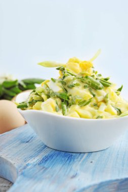 ramson ve ahşap tahta üzerinde yumurta salatası