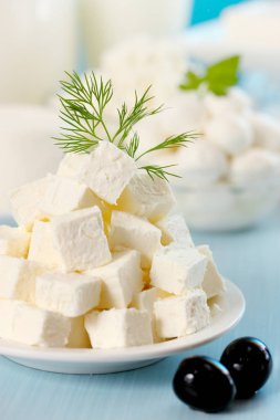 beyaz peynir, bir plaka üzerine dilimler halinde kesin.